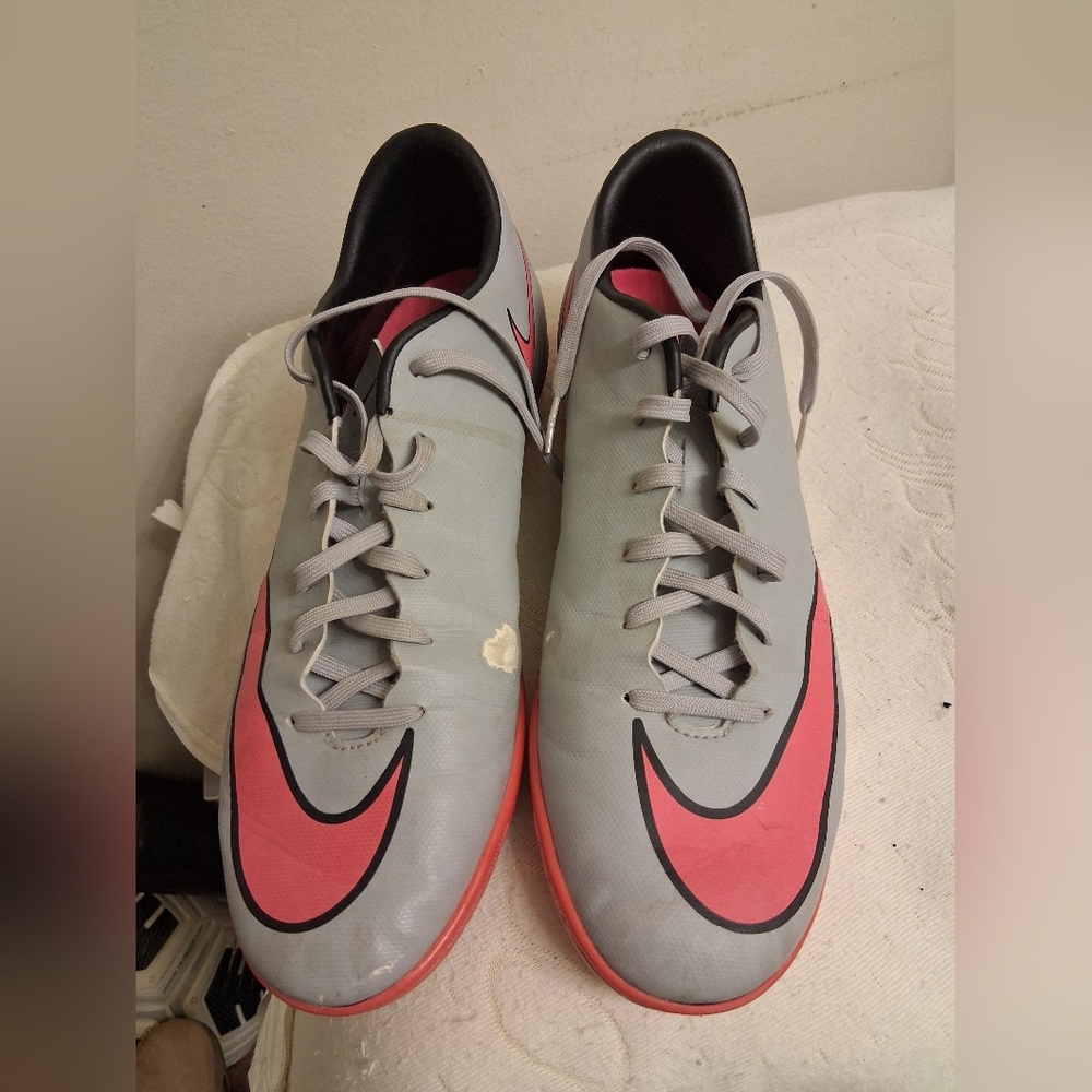 Nike Men’s Gray & Pink INDOOR Soccer Shoes SIZE 9